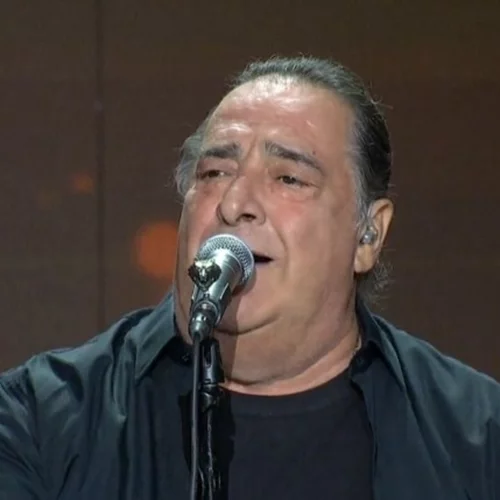 Οι επώνυμοι στο τελευταίο "αντίο" στον Βασίλη Καρρά