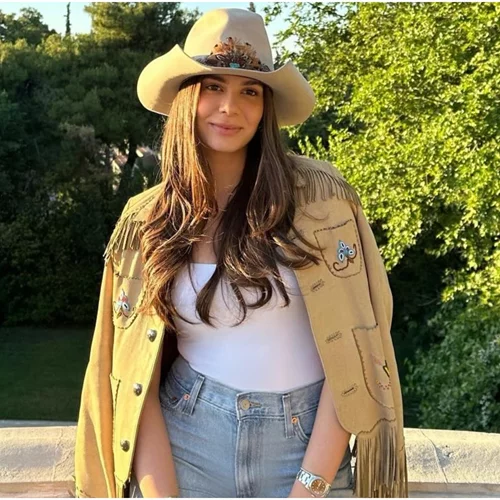 Η Αλεξάνδρα Κωστοπούλου σε μία σπάνια εμφάνιση | Η chic μπλούζα που συνδύασε με τζιν