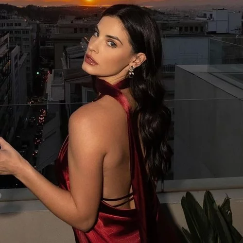 Τα αδημοσίευτα του Ιανουαρίου | Η Χριστίνα Μπόμπα με αέρινο φόρεμα σε μία μαγευτική παραλία