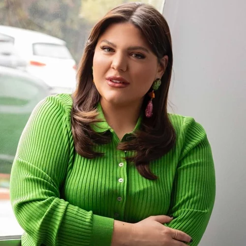 Η Δανάη Μπάρκα με την καφέ suede φούστα που κολακεύει τέλεια τη σιλουέτα