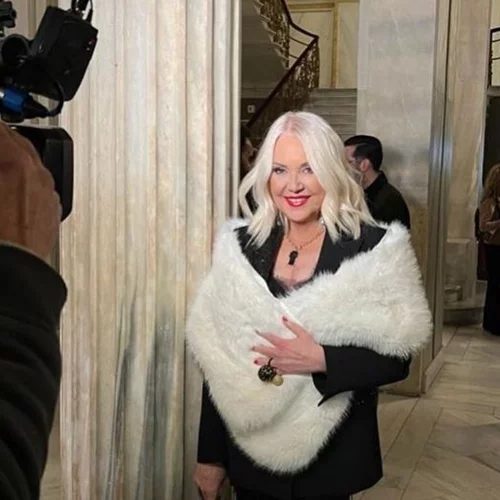 Ρούλα Κορομηλά | Με μαύρο ολόσωμο μαγιό στην πισίνα - "Απεριόριστα όμορφη"