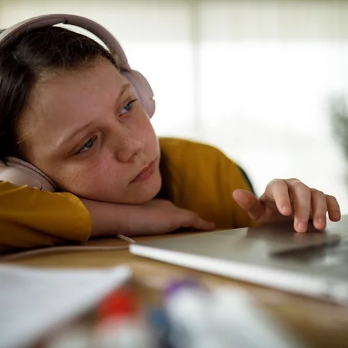 "Κενά παιδιά" | Τα παιδιά που στερούνται μια υγιή παιδική ηλικία