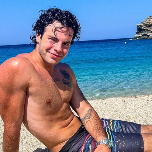 Ο Άγγελος Λάτσιος απολαμβάνει στιγμές χαλάρωσης στην παραλία μαζί με την καλύτερη παρέα