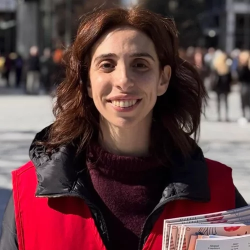 Έλενα Χαραλαμπούδη | Έγινε για μια ώρα πωλήτρια του περιοδικού "Σχεδία"