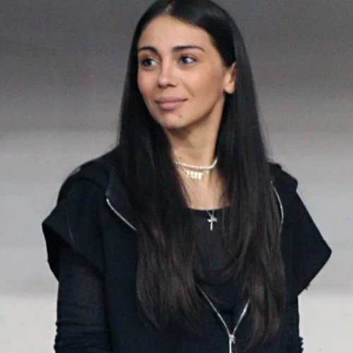 Η Ολυμπία Χοψονίδου φόρεσε το πιο extreme τζιν που ξεχωρίζει στις φετινές τάσεις