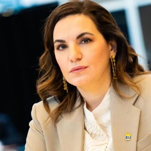 Όλγα Κεφαλογιάννη | Με ρομαντική δημιουργία στον εορτασμό των γενεθλίων του αυτοκράτορα της Ιαπωνίας