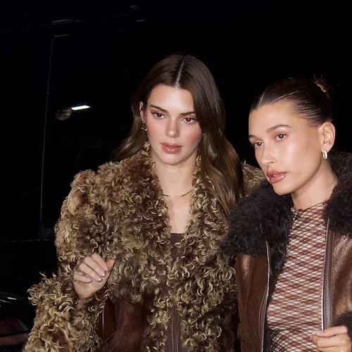 To viral hack των Hailey Bieber & Kendall Jenner για άψογη εφαρμογή του foundation - και θεϊκή όψη στην επιδερμίδα