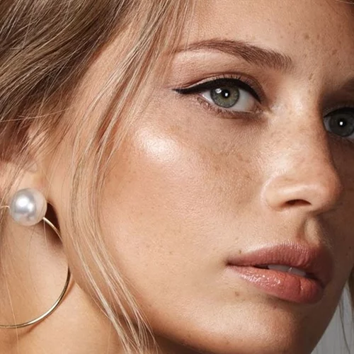 Δέρμα που λάμπει στις γιορτές; H ρουτίνα ανάπλασης που λειαίνει ρυτίδες και επαναφέρει τη νεανική όψη ενώ εσύ ξεκουράζεσαι