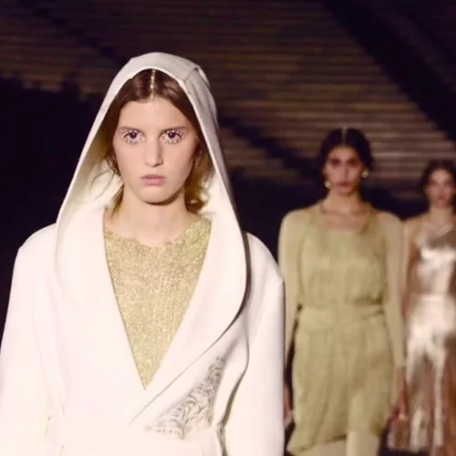 Dior Cruise 2022 | Μια ωδή στο αρχαιοελληνικό παρελθόν αλλά με το βλέμμα στραμμένο στο μέλλον