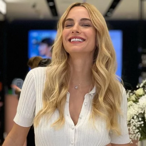 Η Δούκισσα Νομικού αποδεικνύει πως με ένα leather παντελόνι μπορούμε να δημιουργήσουμε ένα chic look