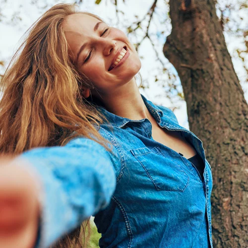 10 years MissBloom x Papoutsanis | Η σημασία της αισιοδοξίας για το ευζήν μας