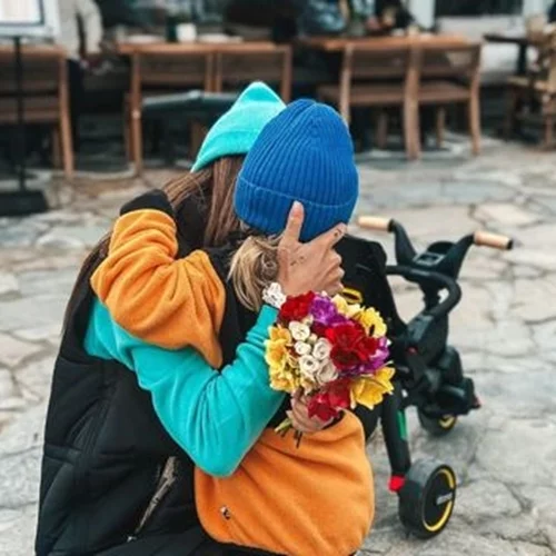 Εριέττα Κούρκουλου Λάτση | Απαθανατίζει τον Νικόλα της ντυμένο τσολιαδάκι στη Μύκονο