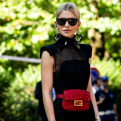 Από το γραφείο στη βραδινή έξοδο | Το μαύρο φόρεμα από το Zara που αξίζει να αποκτήσεις