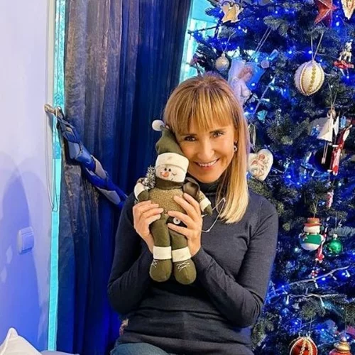 Μάρα Ζαχαρέα | Δημιούργησε glam σύνολο με μαύρο παντελόνι