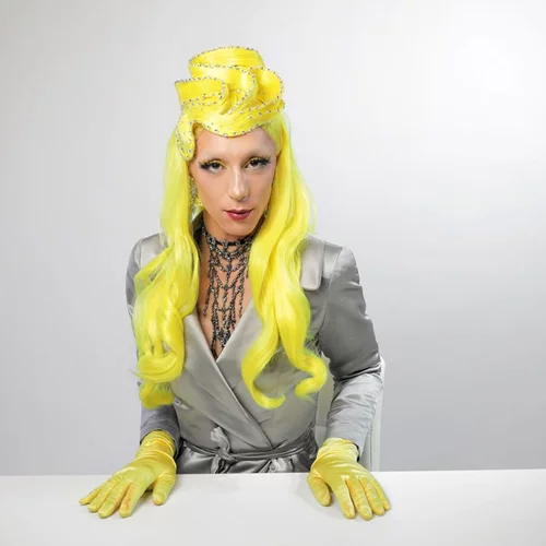 Το αληθινό πρόσωπο της μυστηριώδους Holly Grace