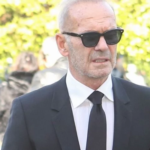 Πέτρος Κωστόπουλος | Συνοδευόμενος από την κόρη του στην κηδεία του Αντώνη Λυμπέρη