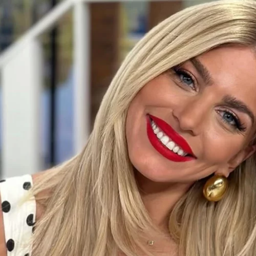 Η Βάλια Χατζηθεοδώρου με το μανικιούρ που αναβαθμίζει το total black look