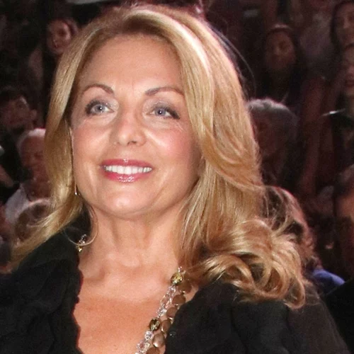 Με αέρινο φόρεμα στην Ιθάκη η Άντζελα Γκερέκου | Πάντρεψε φιλικό της ζευγάρι