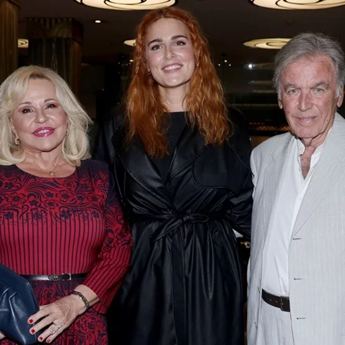 Η Εβελίνα Νικόλιζα σε σπάνια έξοδο με τους γονείς της στο θέατρο