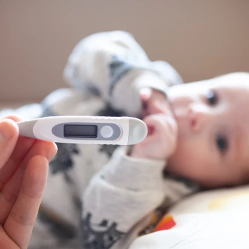 Η φυσιολογική θερμοκρασία του μωρού | Πότε πρέπει να τηλεφωνήσεις στον παιδίατρο;