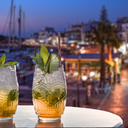 Τα ωραιότερα καλοκαιρινά στέκια στην Αθήνα για ποτό και φαγητό