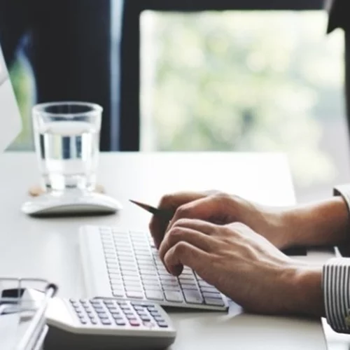 Αντίστροφη μέτρηση για τις φορολογικές δηλώσεις