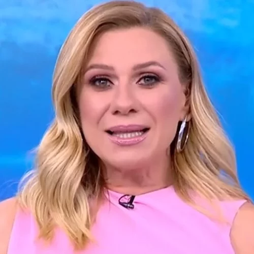 Η Κατερίνα Καραβάτου έκανε πρεμιέρα με μίνι ροζ φόρεμα από τη Zara