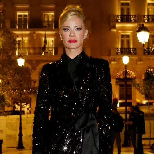 Ζέτα Μακρυπούλια | Φόρεσε το ιδανικό βελούδινο κοστούμι για χριστουγεννιάτικες εμφανίσεις