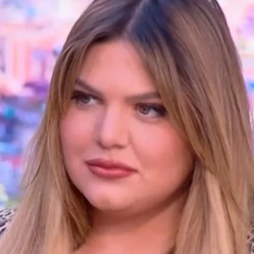 Δανάη Μπάρκα | "Μου είπε ότι η τηλεόραση με ασχημαίνει και με κάνει τόση, μου το έλεγε με απελπισία στο μάτι της"