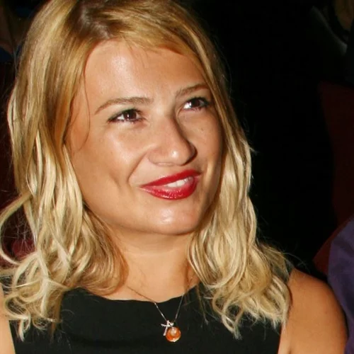 Φαίη Σκορδά | Ανοίγει το πολυτελές μπάνιο του υπνοδωματίου της