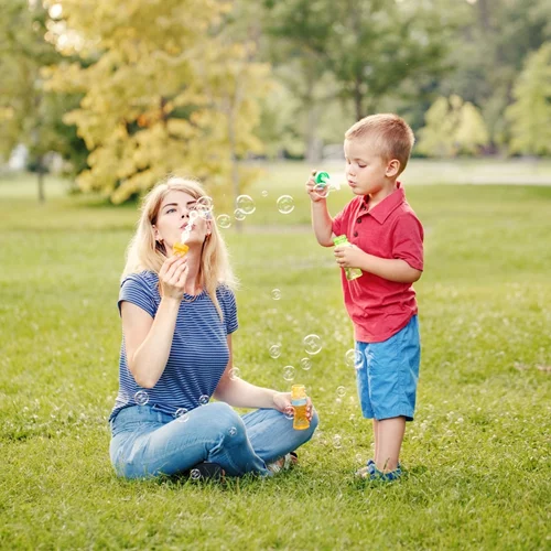 8 πράγματα που κάνουμε οι γονείς σήμερα (και δεν τα έκαναν ποτέ οι δικοί μας γονείς)