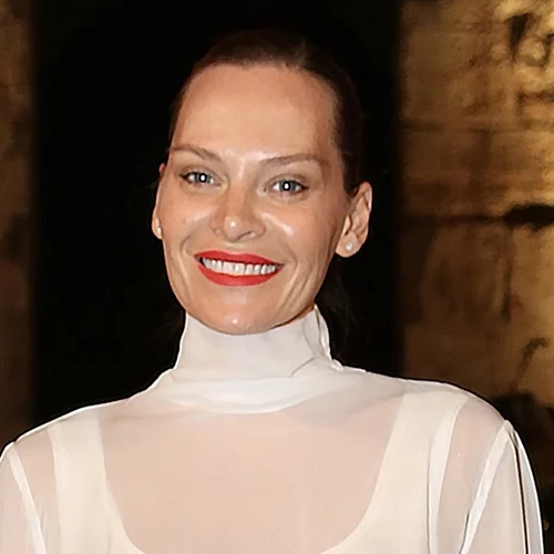 Η Υβόννη Μπόσνιακ δοκίμασε την πιο αμφιλεγόμενη τάση μακιγιάζ όλων των εποχών