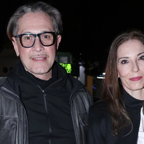 Με σορτς και διχτυωτό καλσόν η Αθηνά Μαξίμου | Η εμφάνιση στο πλευρό του Αιμίλιου Χειλάκη