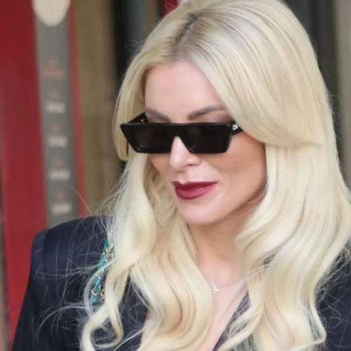 Κατερίνα Καινούργιου | Για αγορές στη γιορτινή Αθήνα - Πώς φόρεσε την ethnic φούστα της;