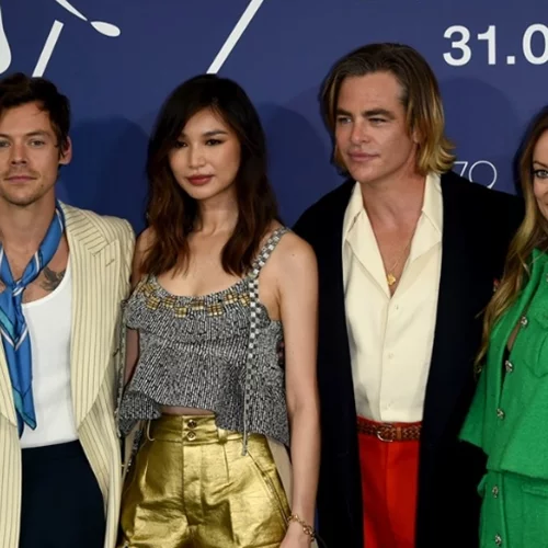 Φεστιβάλ Βενετίας | Έφτυσε πράγματι ο Harry Styles τον Chris Pine στην πρεμιέρα της ταινίας τους;