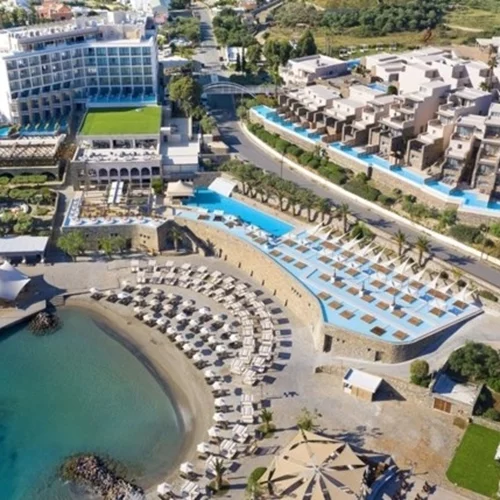 Οι διακοπές μου στον Άγιο Νικόλαο στο ανακαινισμένο ξενοδοχείο που θέλω να κάνω δεύτερο σπίτι μου