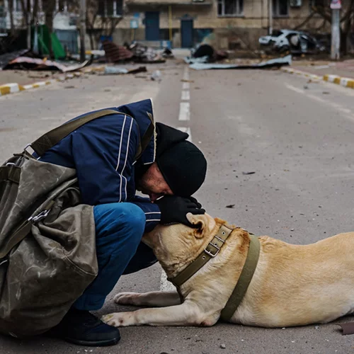 Συγκινητική Φωτογραφία | Ουκρανός παρηγορεί σκύλο που παρέλυσε από φόβο λόγω των βομβαρδισμών
