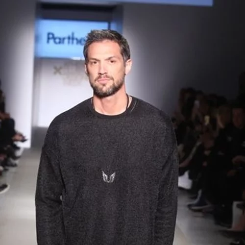 Με γκρίζα μαλλιά πιο γοητευτικός από ποτέ ο Αλέξανδρος Παρθένης | Η νέα βραδινή έξοδος με τη σύντροφό του