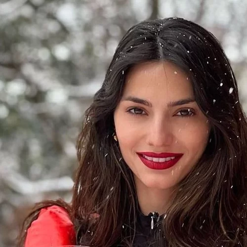 The Snow Queen | Η Ηλιάνα Παπαγεωργίου με το χρώμα κραγιόν που λατρεύουν οι Γαλλίδες τον χειμώνα