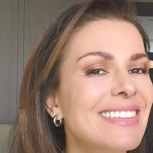 Τζίνα Αλιμόνου | Νέες φωτογραφίες με το κοντό καρέ κούρεμά της