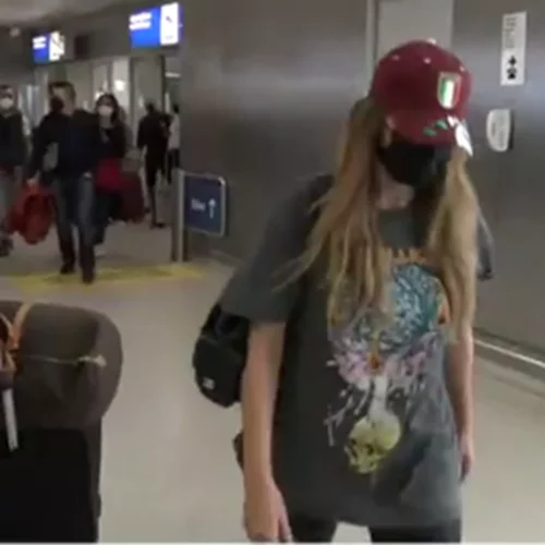 Δέσποινα Βανδή - Βασίλης Μπισμπίκης | Το "κρυφτό" στο αεροδρόμιο και ο εκνευρισμός της τραγουδίστριας (vid)