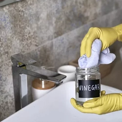 8 πράγματα που δεν πρέπει ποτέ να καθαρίζεις με ξύδι