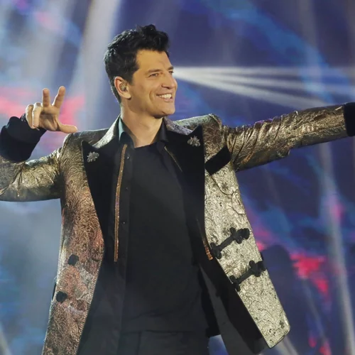 Όταν η Αναστασία Ρουβά πετούσε λουλούδια στον μπαμπά της, Σάκη Ρουβά από το πρώτο τραπέζι