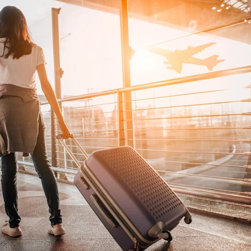 Ταξίδι με αεροπλάνο | Ποια αντικείμενα και υλικά απαγορεύεται να μεταφέρεις στην καμπίνα του αεροπλάνου;