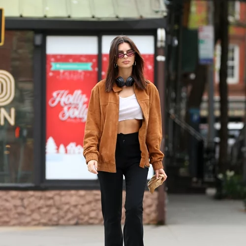 Το suede τζάκετ είναι αυτό που επιλέγουν φέτος οι cool fashionistas