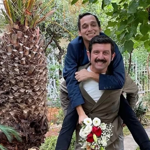 Παντρεύτηκε ο Μιχάλης Οικονόμου με τον σύντροφό του, Γιώργο Μακρή