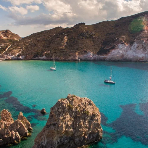 Ναυάγιο στη Μήλο: Συγκλονιστικές εικόνες από τη διάσωση των 18 επιβαινόντων της θαλαμηγού [Βίντεο]