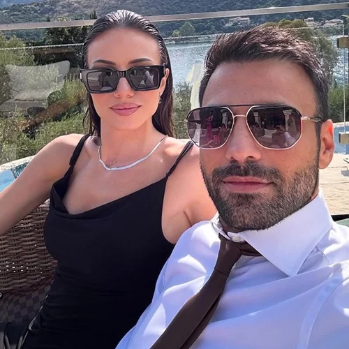 Μια ματιά στο πολυτελές σαλόνι του Ανδρέα Γεωργίου | Το μαρμάρινο τζάκι και οι φωτογραφίες με τους παπούδες του