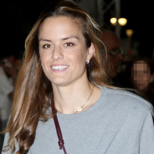 Η Μαρία Σάκκαρη εκτός γηπέδου | Με denim και t-shirt στη συναυλία της Άννας Βίσση