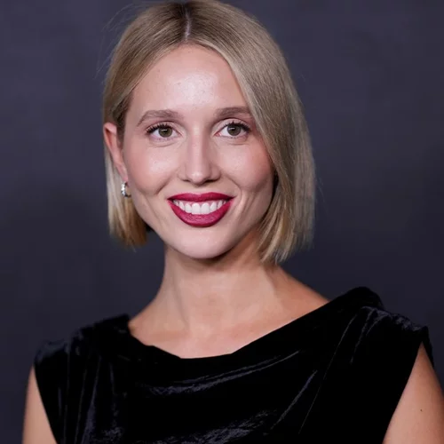 Η Μαρία Ολυμπία Ντε Γκρες με μακριά μαλλιά σε φωτογράφιση για τον οίκο Louis Vuitton